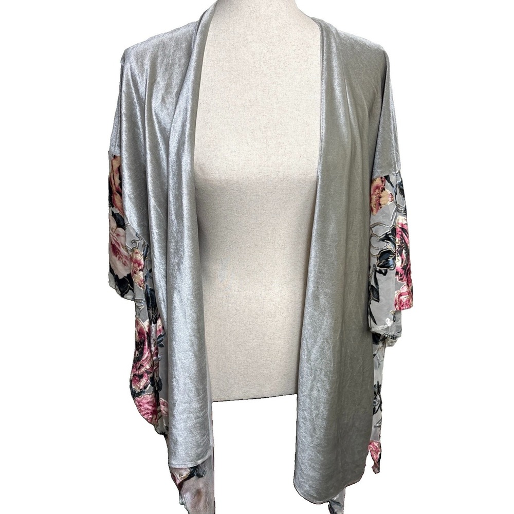 Do Everything in Love Anthropologie Womens Velvet Kimono Cardigan Gray Floral OS